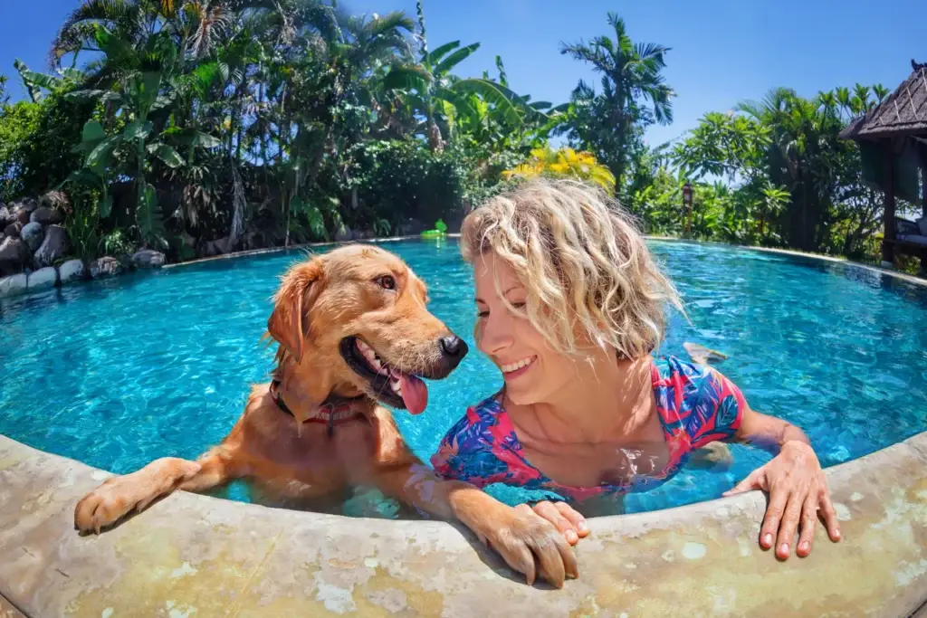 chien et femme à la piscine