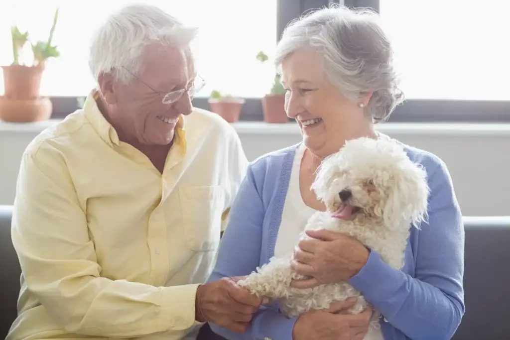 séniors avec un chien